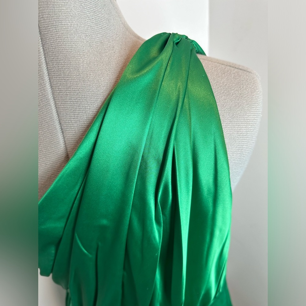 Elegant Green One-Shoulder Dress - Picture 8 of 15